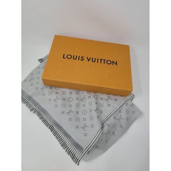 Louis Vuitton Grey LV Monogram wool oversized scarf - Picture 2 of 10